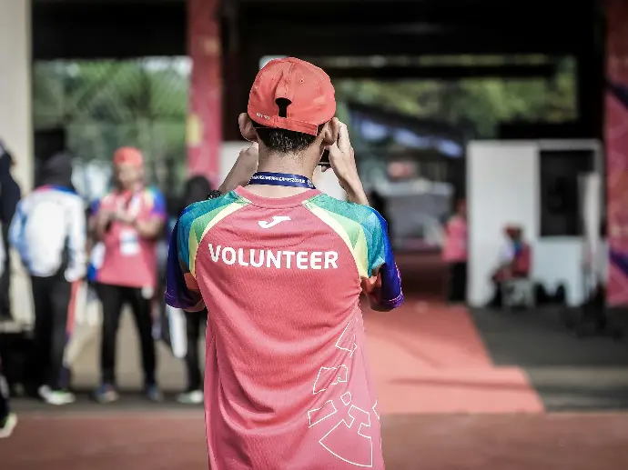 persoon met een rood volunteer jersey