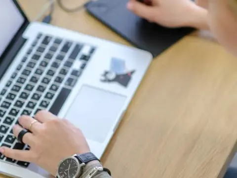 man of vrouw die op een laptop werkt