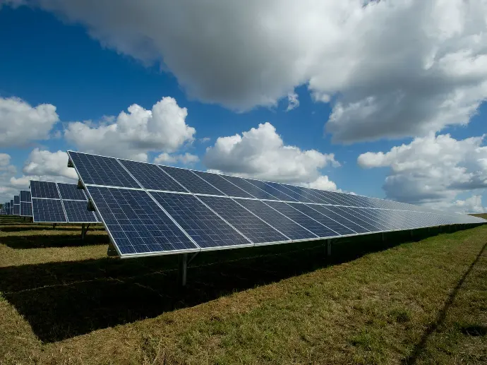 zonnepanelen in een veld